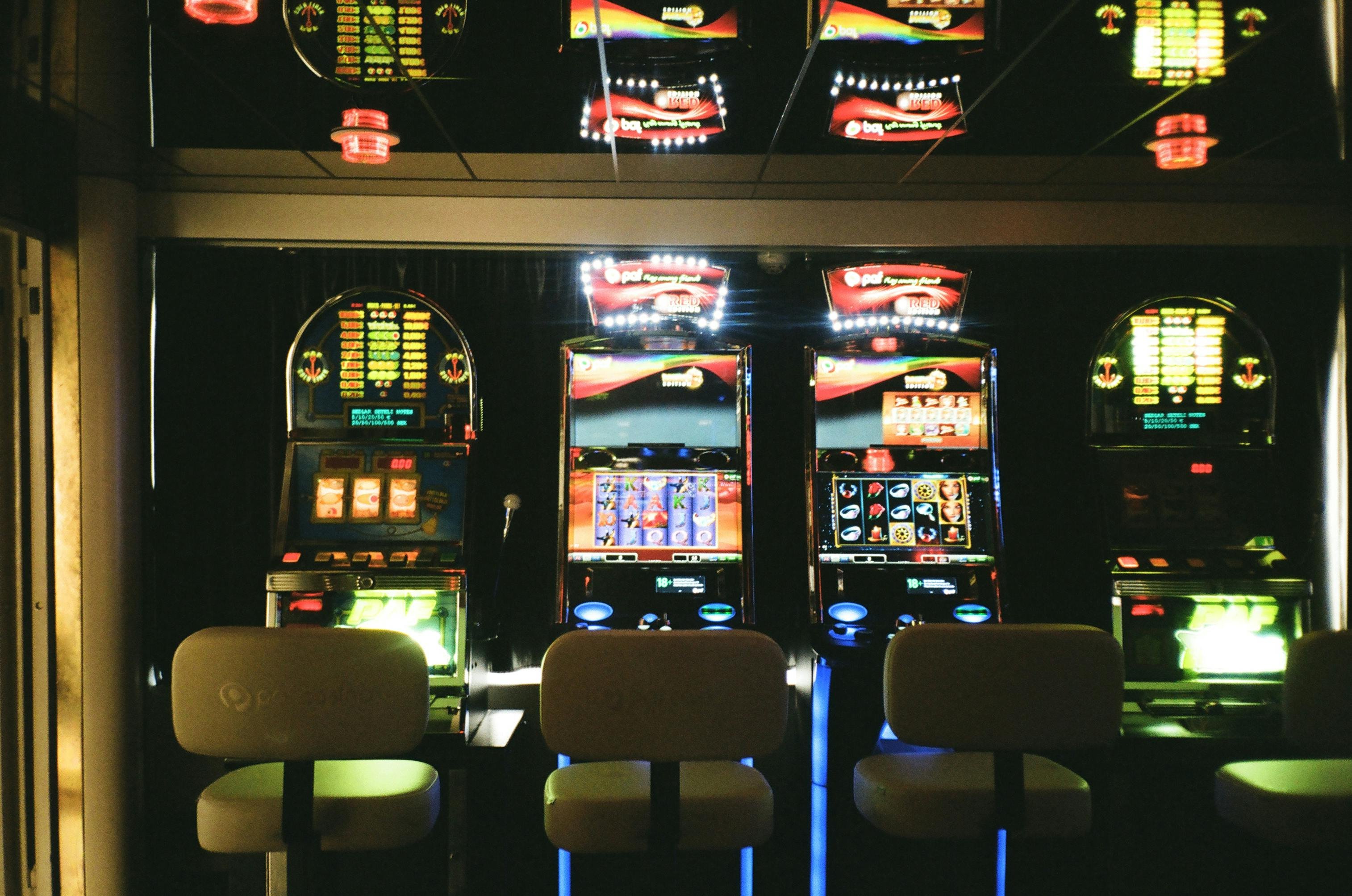 Pengguna memeriksa kalender event gaming secara mobile dengan privasi terjaga
